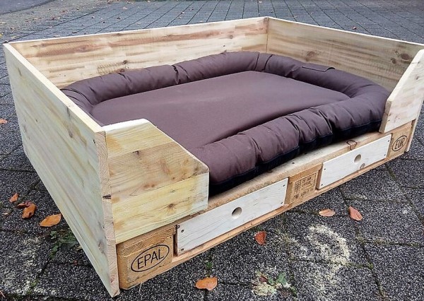 Cute Dog Bed Out of Recycled Pallets | Wood Pallet Furniture