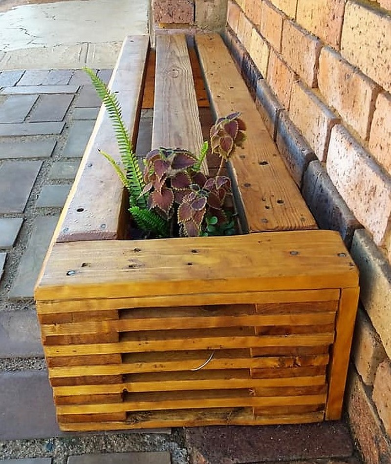 pallet bench with attached planter