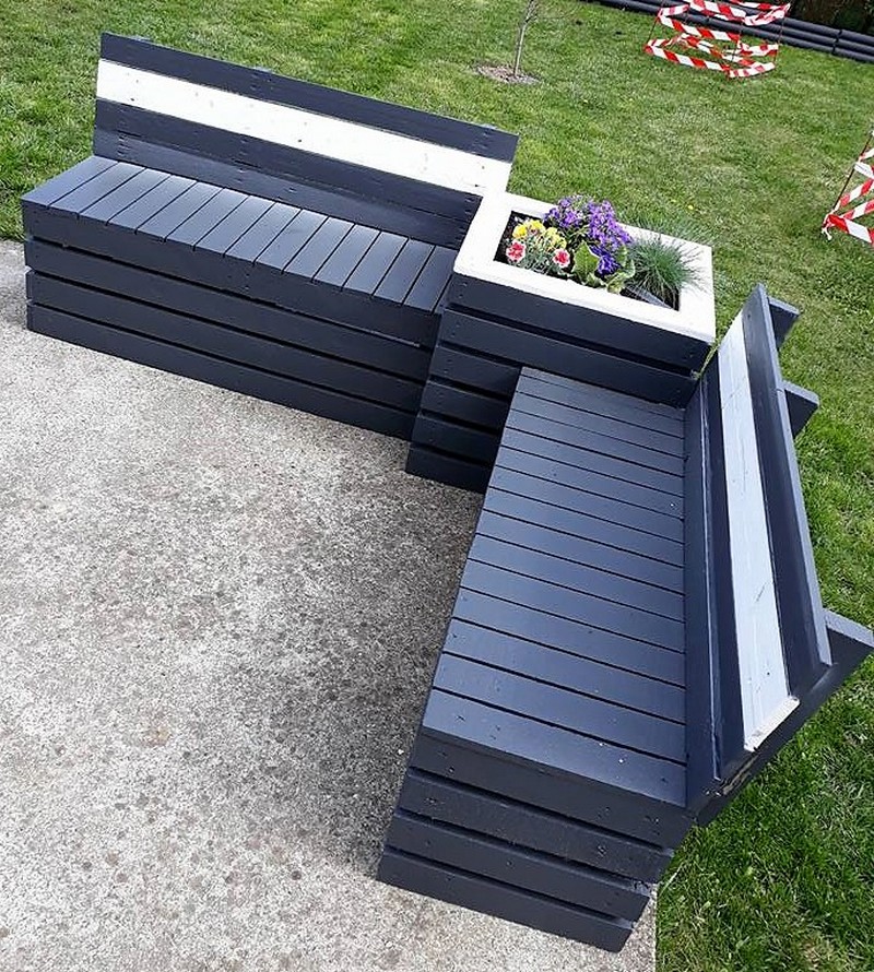 pallet garden couch with attached planter