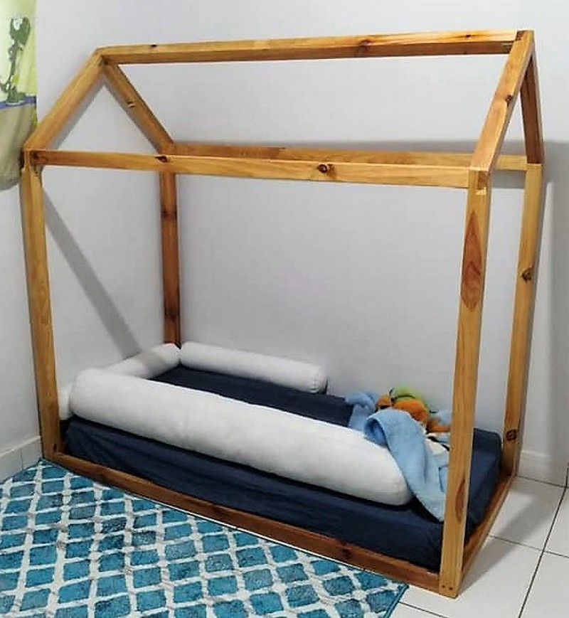 pallet kids bed with wall desk and bookshelf