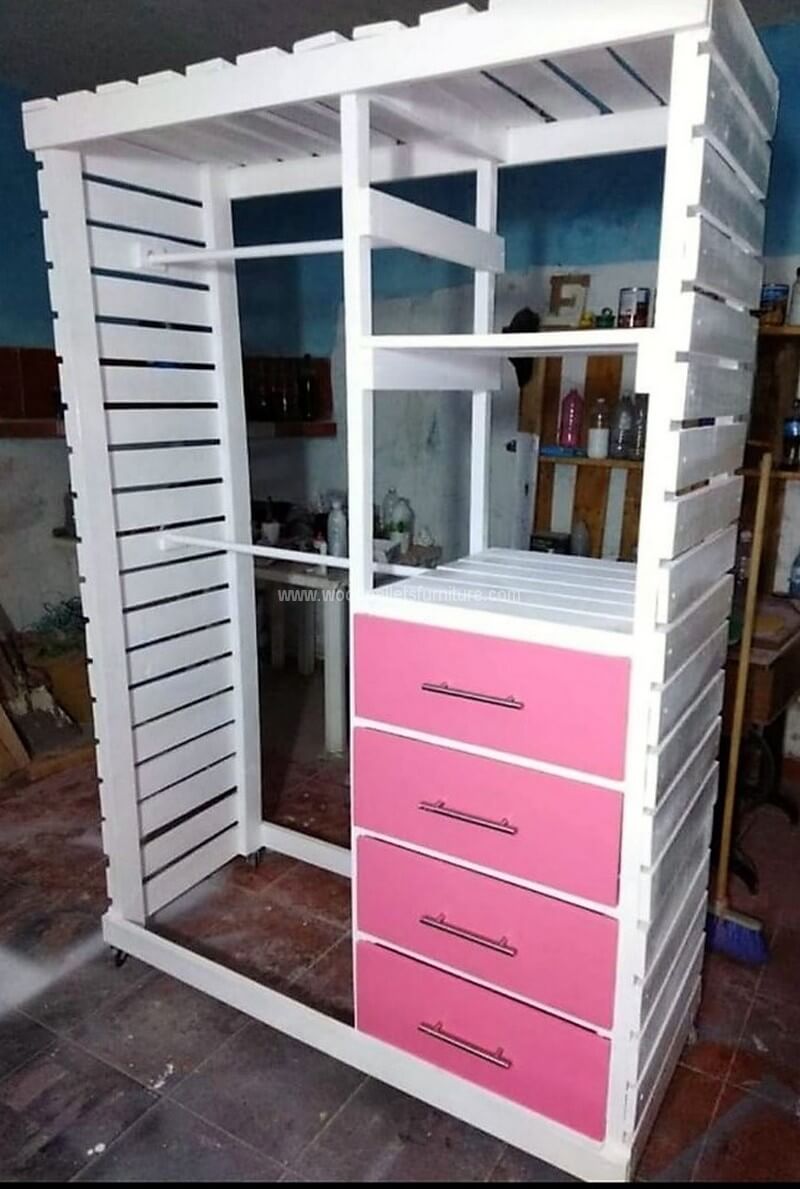 pallet wardrobe idea