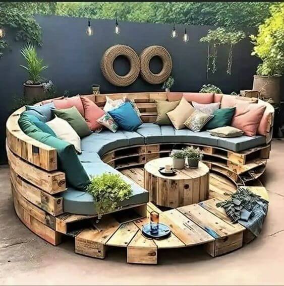 Rustic Elegance Making the Most of Pallet Wood in Your Outdoor Decor (1)