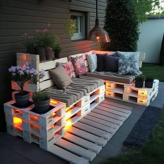 Rustic Elegance Making the Most of Pallet Wood in Your Outdoor Decor (11)