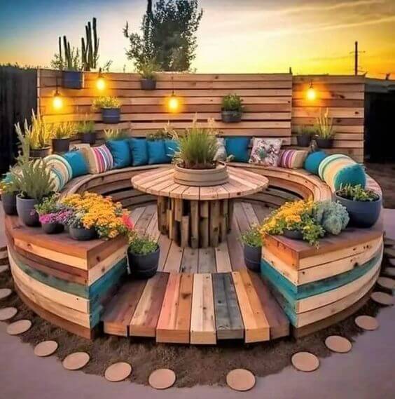 Rustic Elegance Making the Most of Pallet Wood in Your Outdoor Decor (16)