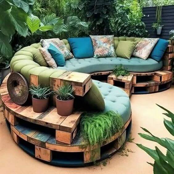 Rustic Elegance Making the Most of Pallet Wood in Your Outdoor Decor (25)